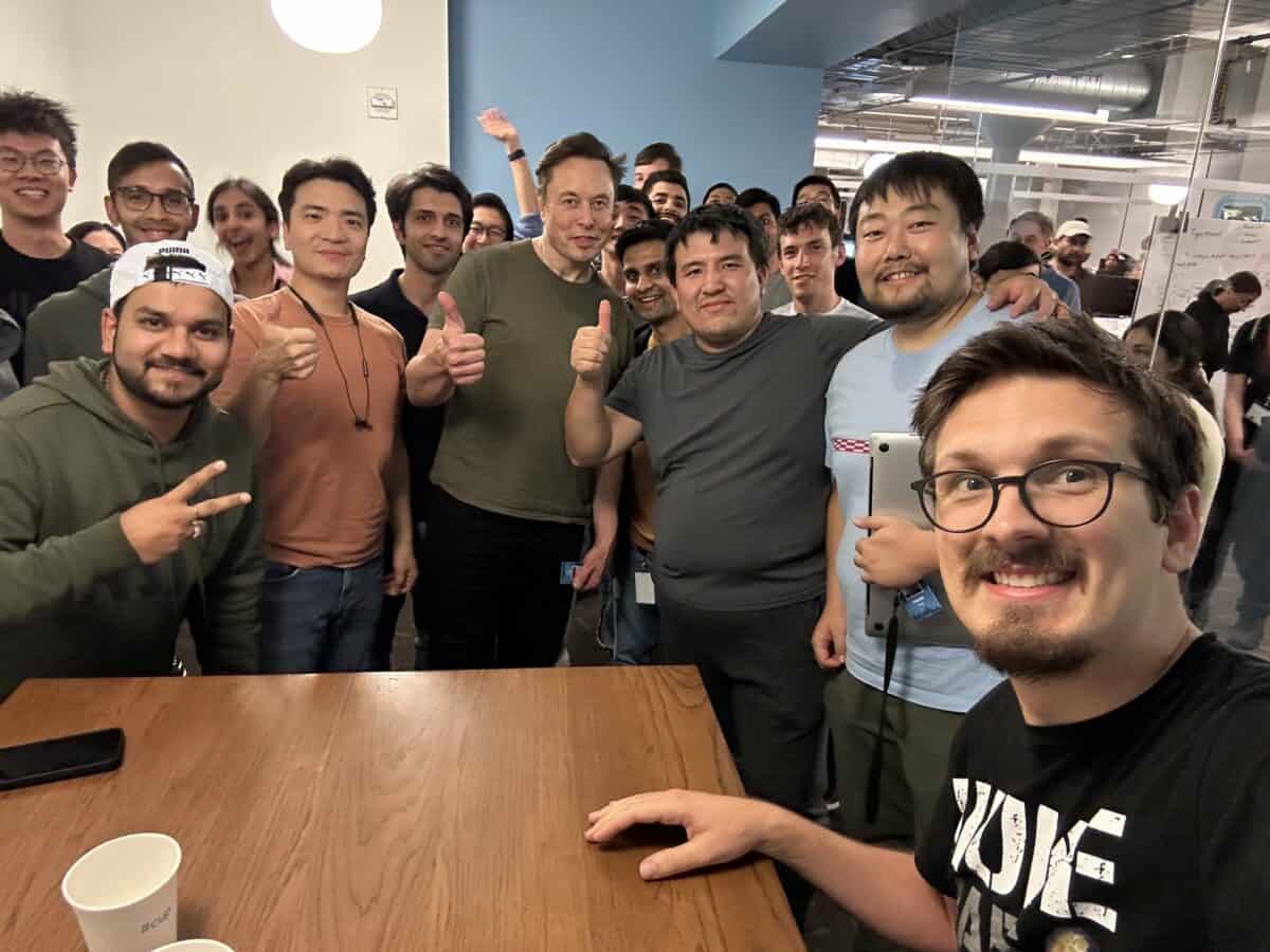 Elon Musk开会至凌晨1点，发布与 Twitter 工程师们合照-弦外音